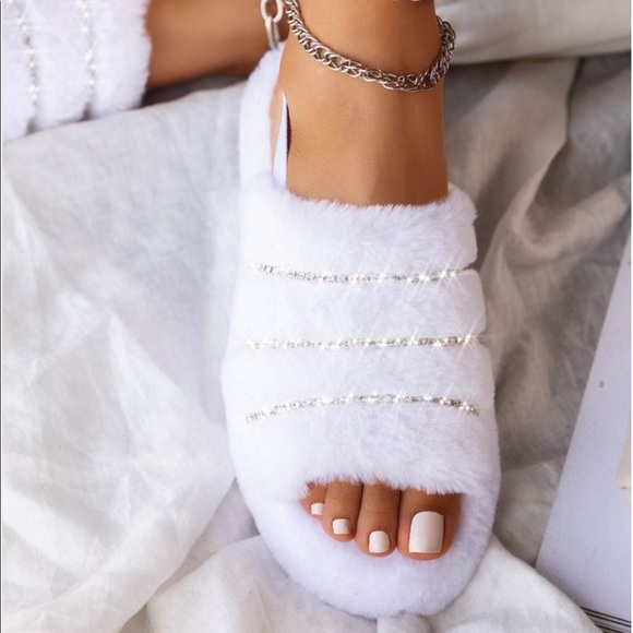 Shoes - 🔥🔥FLUFF PUFF WHITE SLIPPERS SHIPS 🔥🔥